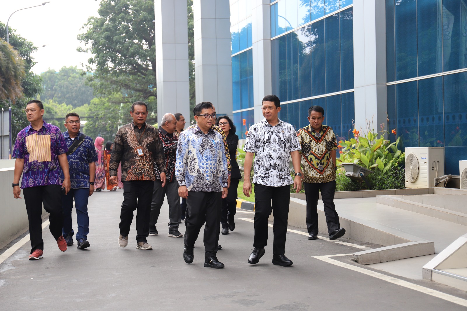 Kepala BNPB Letjen TNI Suharyanto beserta jajaran pejabat tinggi BNPB, tiba di lokasi Apel di Graha BNPB, Jakarta pada Selasa (2/5).